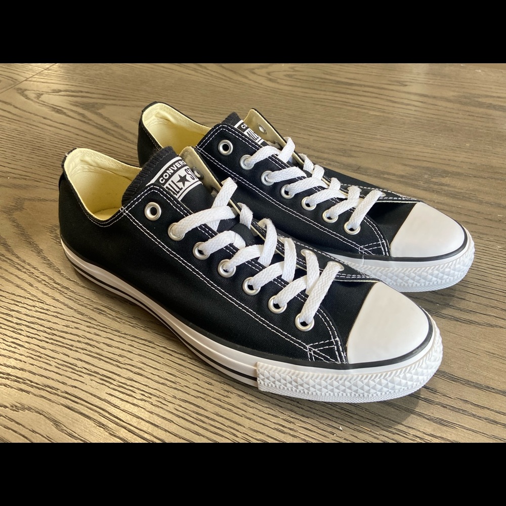 Mens 9.5 Converse Chuck Taylor Low Top All Star Brand New